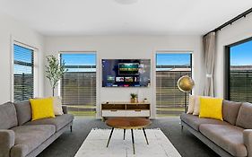 Taupo New Retreat - Stylish, Convenient And Gully Track To The Lake